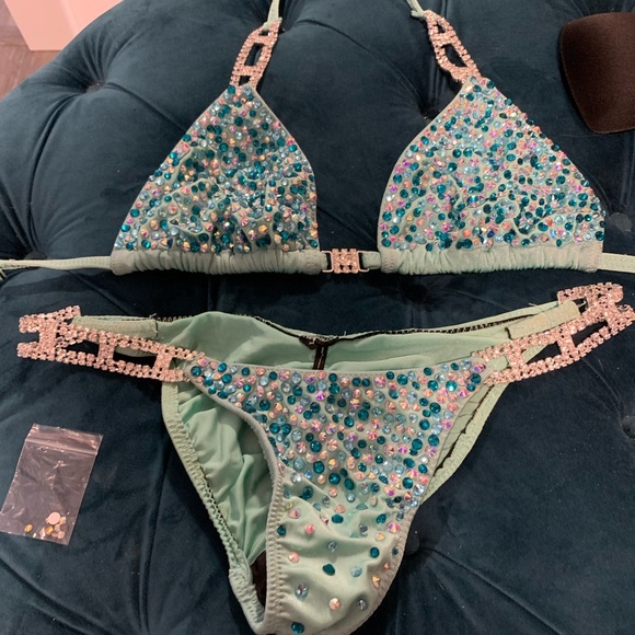 Sparkly ✨ competition bikini - Picture 4 of 10